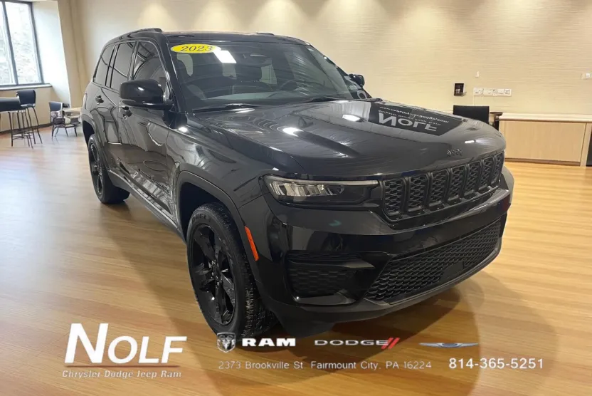 2023 Jeep Grand Cherokee Laredo Altitude photo 1
