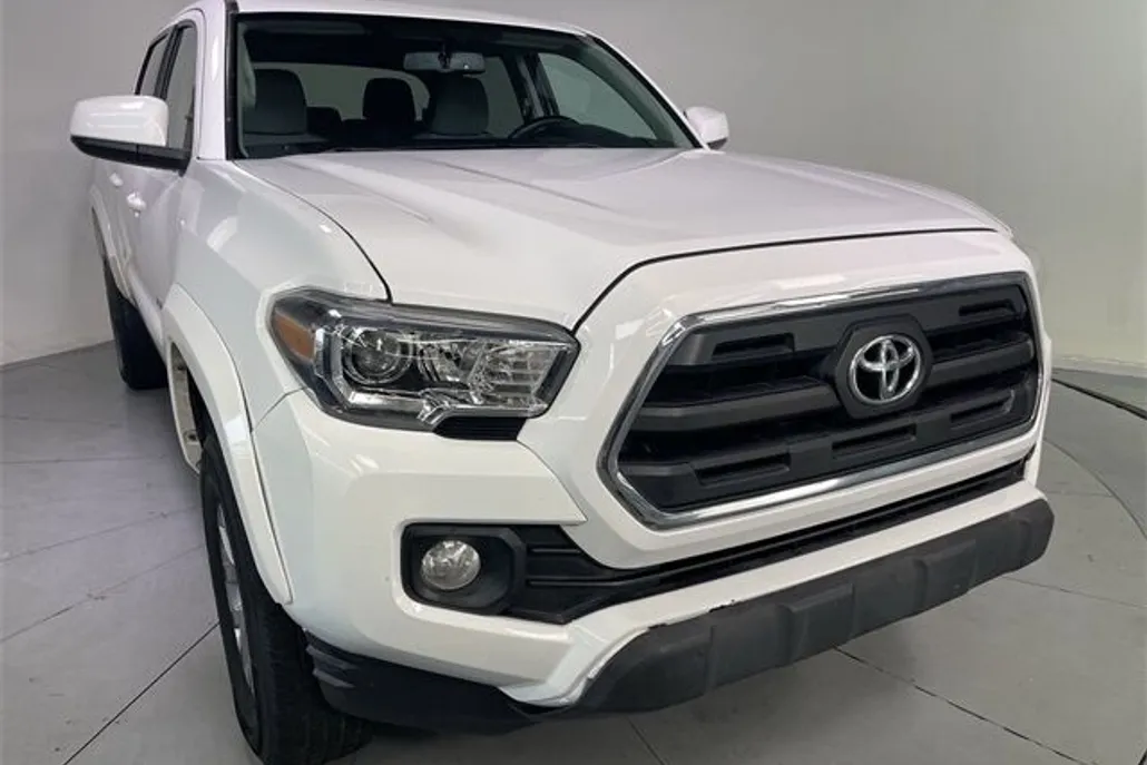 2017 Toyota Tacoma SR5 photo 1