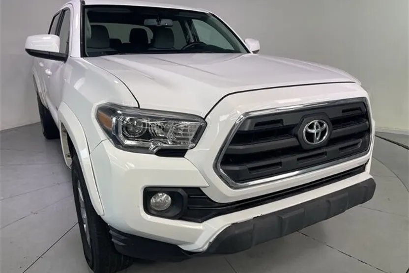 2017 Toyota Tacoma SR5 photo 1
