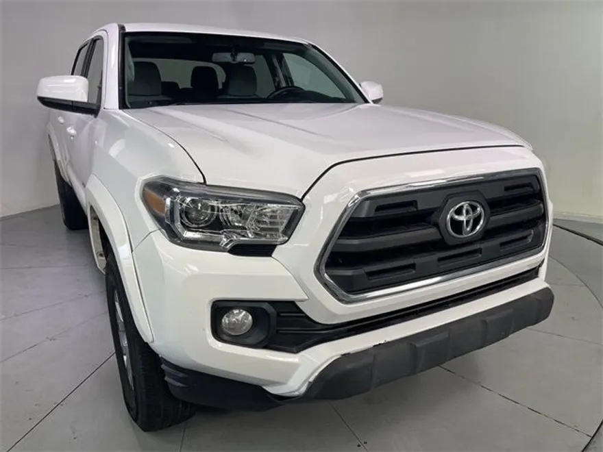 2017 Toyota Tacoma SR5 photo 1
