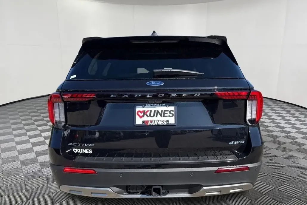 2025 Ford Explorer photo 1