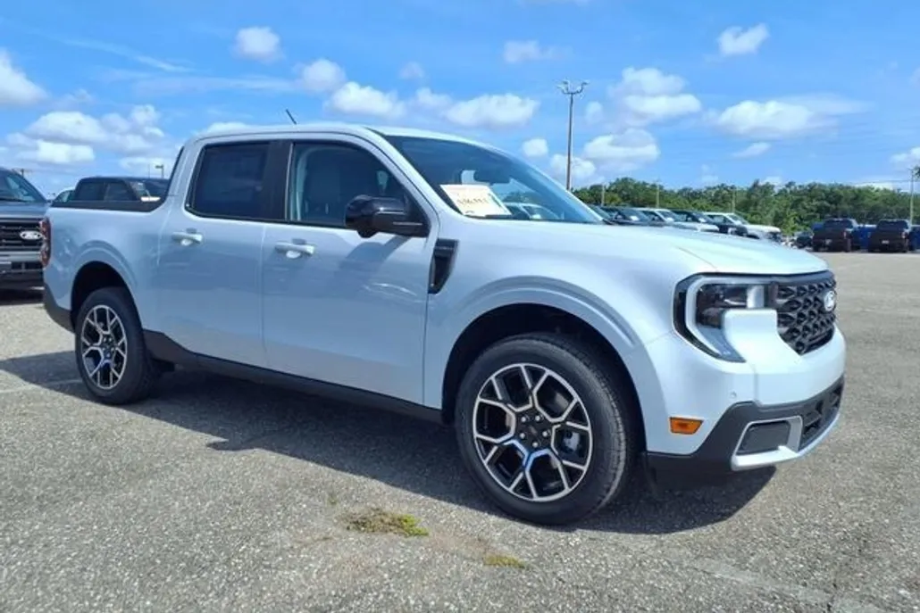 2025 Ford Maverick Lariat photo 1
