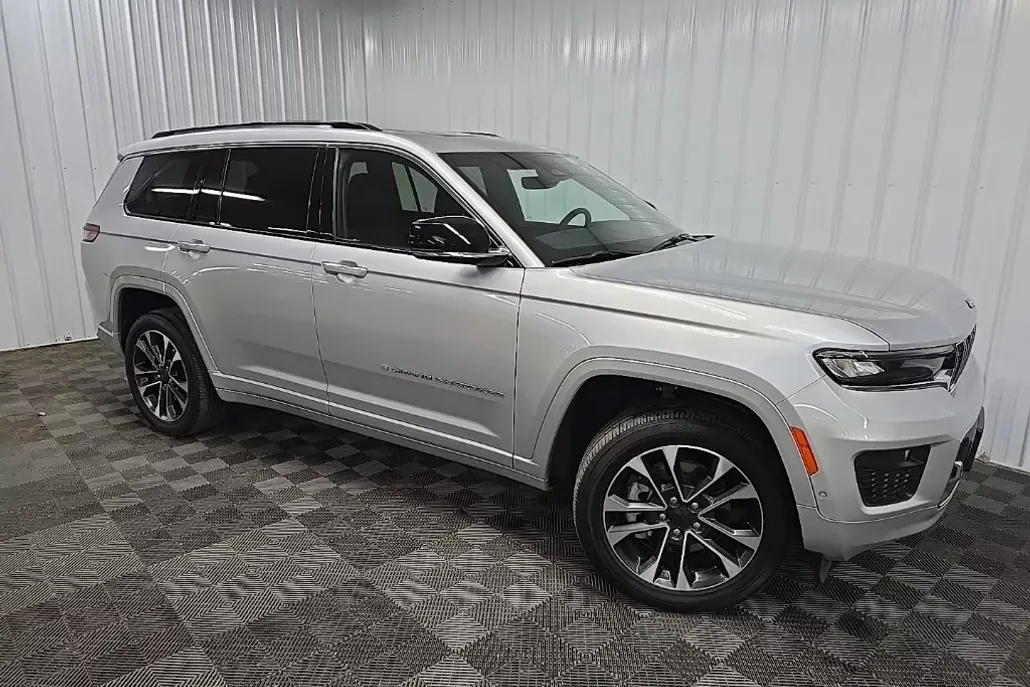 2023 Jeep Grand Cherokee Overland photo 1