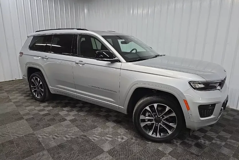 2023 Jeep Grand Cherokee Overland photo 1