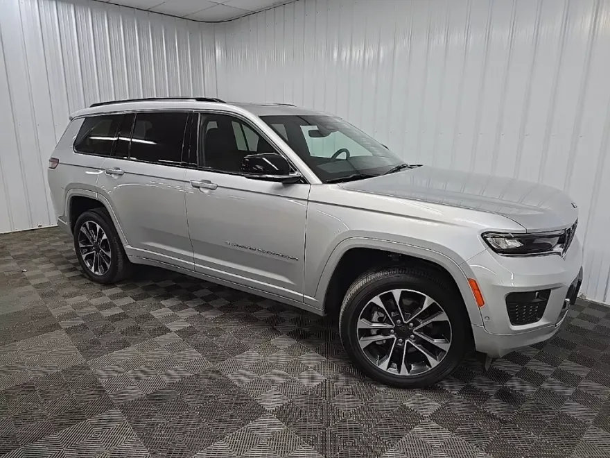 2023 Jeep Grand Cherokee Overland photo 1