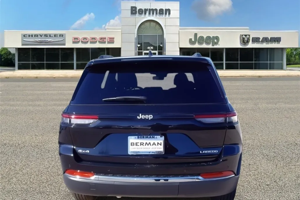 2025 Jeep Grand Cherokee Laredo photo 1