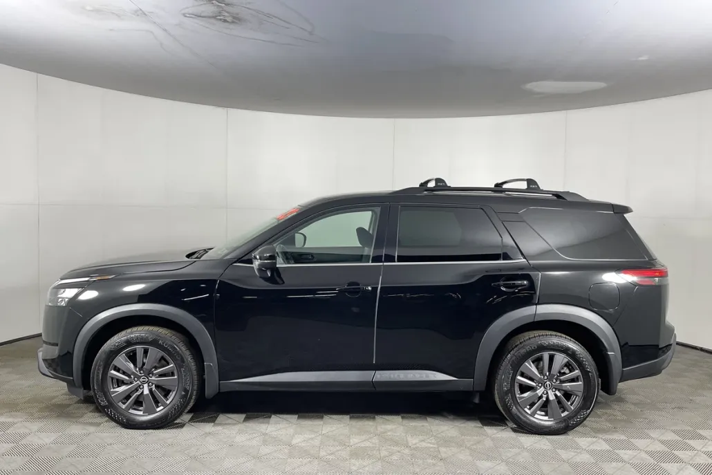 2023 Nissan Pathfinder SV photo 1