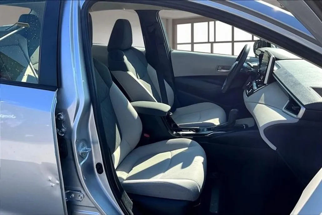 2021 Toyota Corolla LE photo 1