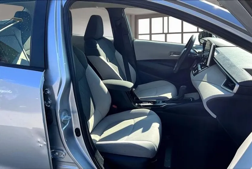 2021 Toyota Corolla LE photo 1
