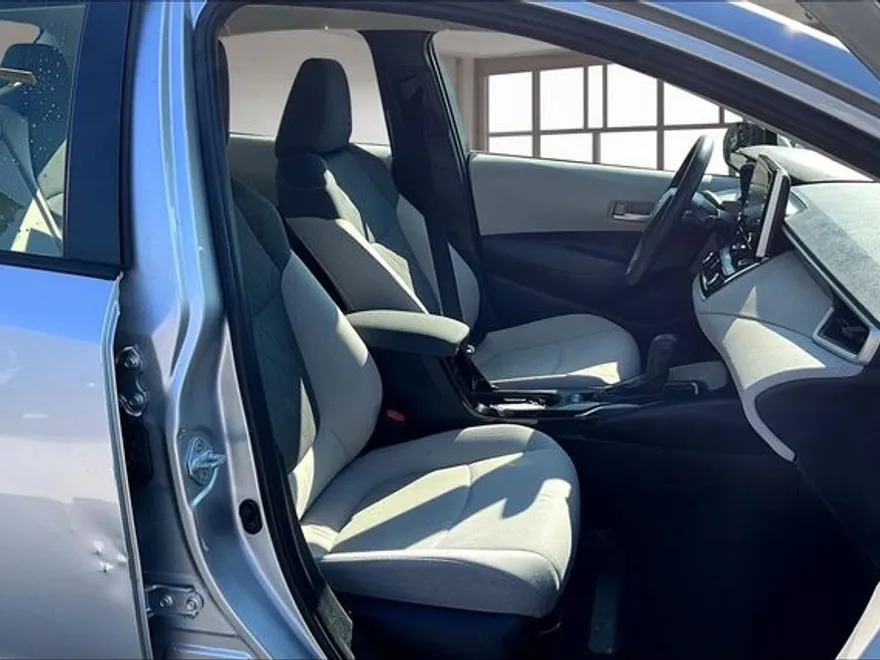 2021 Toyota Corolla LE photo 1