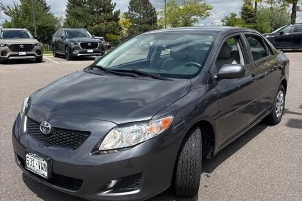 2010 Toyota Corolla LE photo 1
