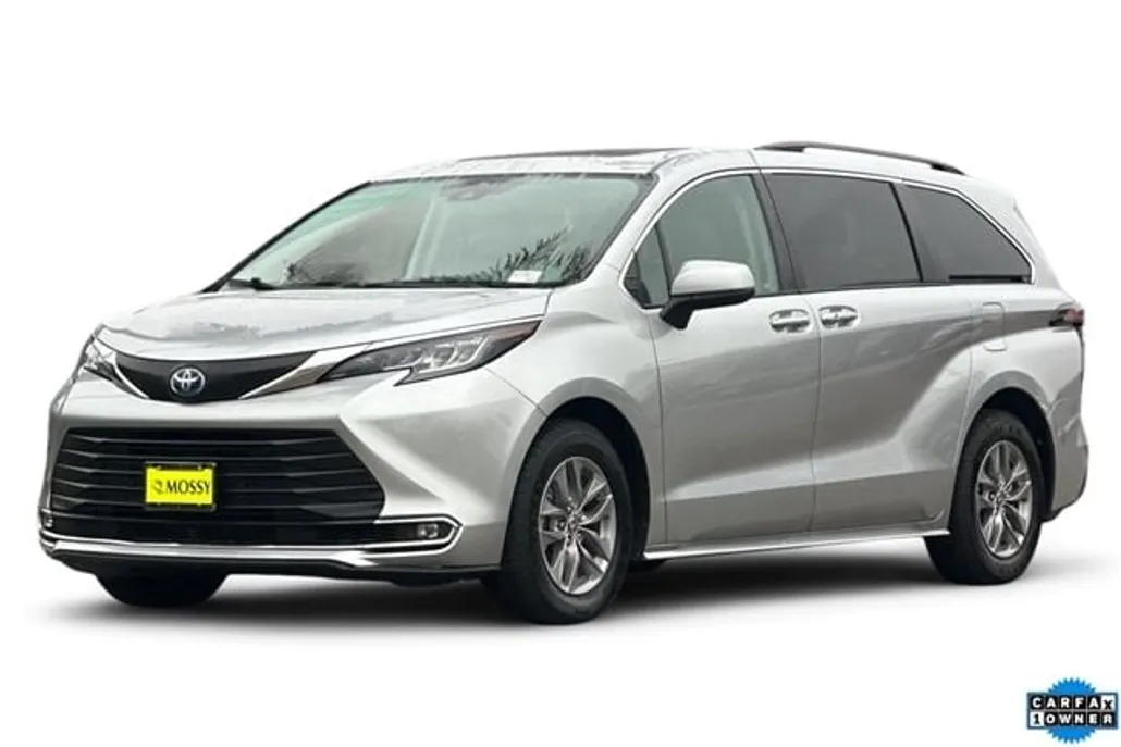 2023 Toyota Sienna XLE photo 1