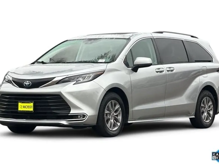 2023 Toyota Sienna XLE photo 1