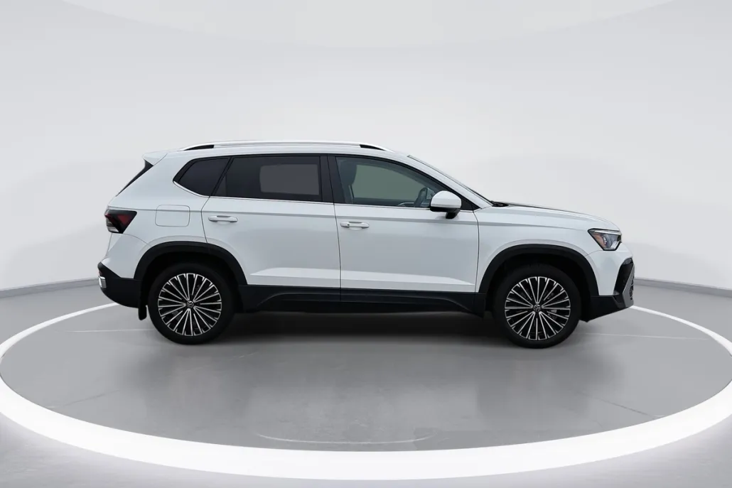 2025 Volkswagen Taos SE photo 1