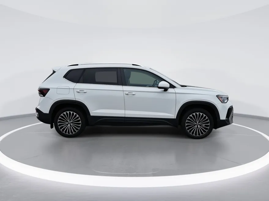 2025 Volkswagen Taos SE photo 1