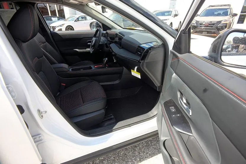 2025 Nissan Kicks SR photo 1