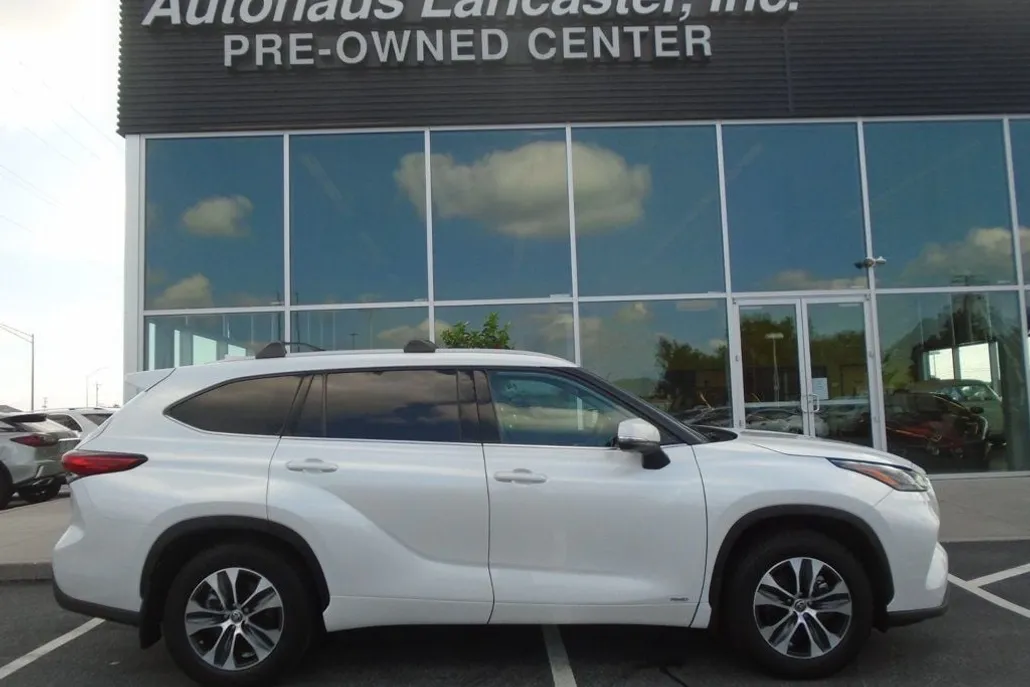 2022 Toyota Highlander Hybrid XLE photo 1