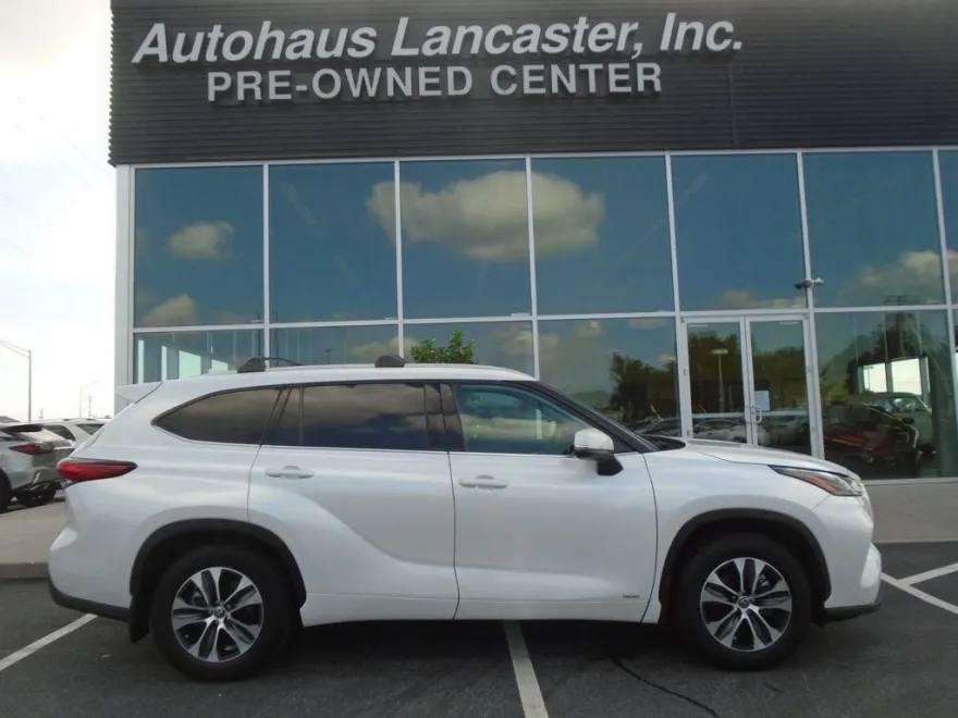 2022 Toyota Highlander Hybrid XLE photo 1