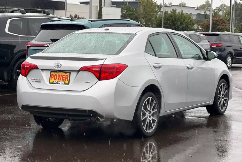 2017 Toyota Corolla SE photo 1