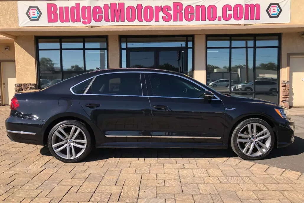 2017 Volkswagen Passat R-Line photo 1