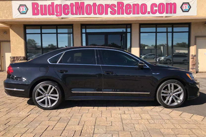2017 Volkswagen Passat R-Line photo 1