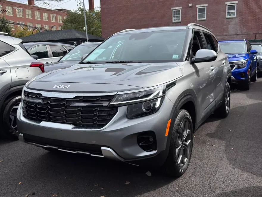 2024 Kia Seltos S photo 1