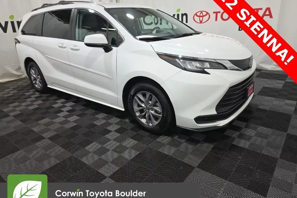 2022 Toyota Sienna LE photo 1
