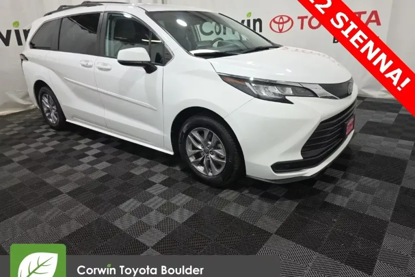 2022 Toyota Sienna LE photo 1