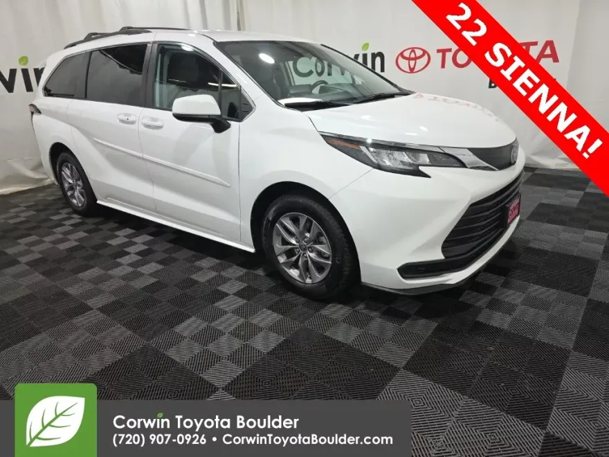 2022 Toyota Sienna LE photo 1