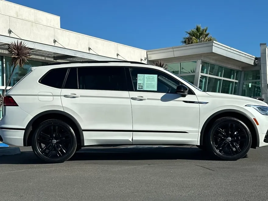 2022 Volkswagen Tiguan SE R-Line Black photo 1
