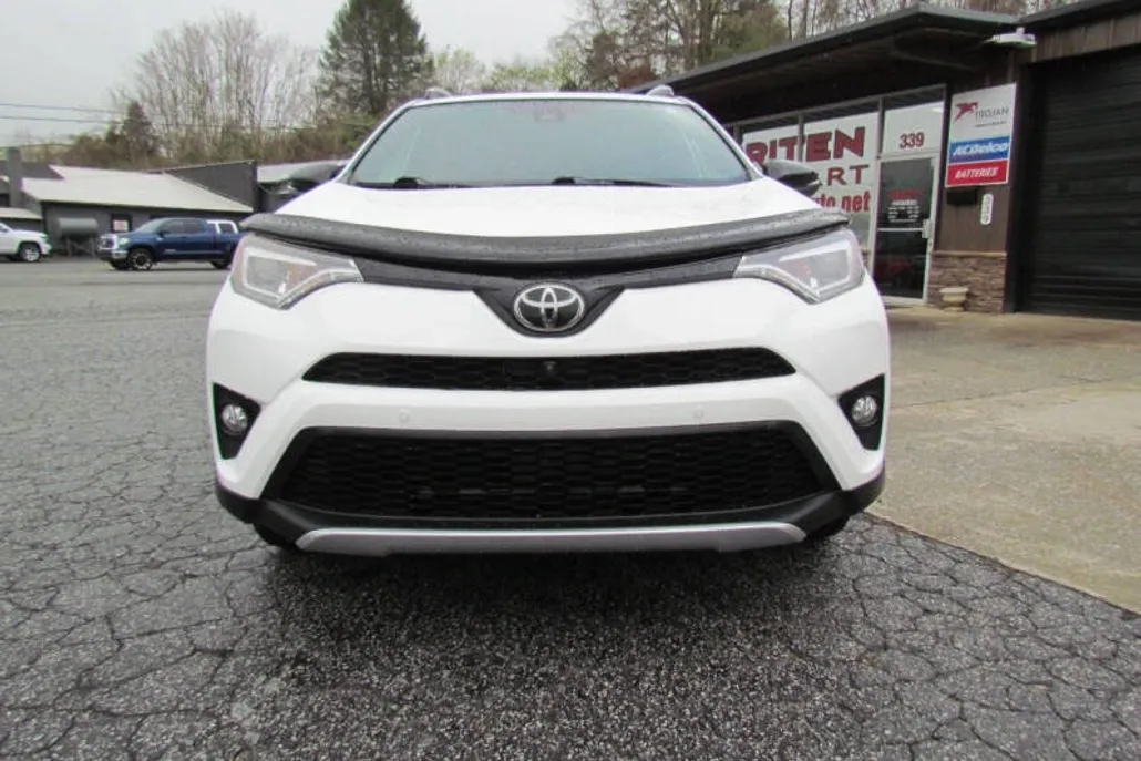 2016 Toyota RAV4 SE photo 1