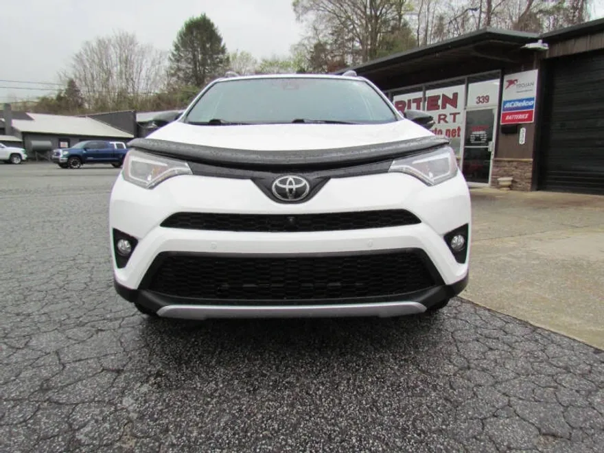 2016 Toyota RAV4 SE photo 1