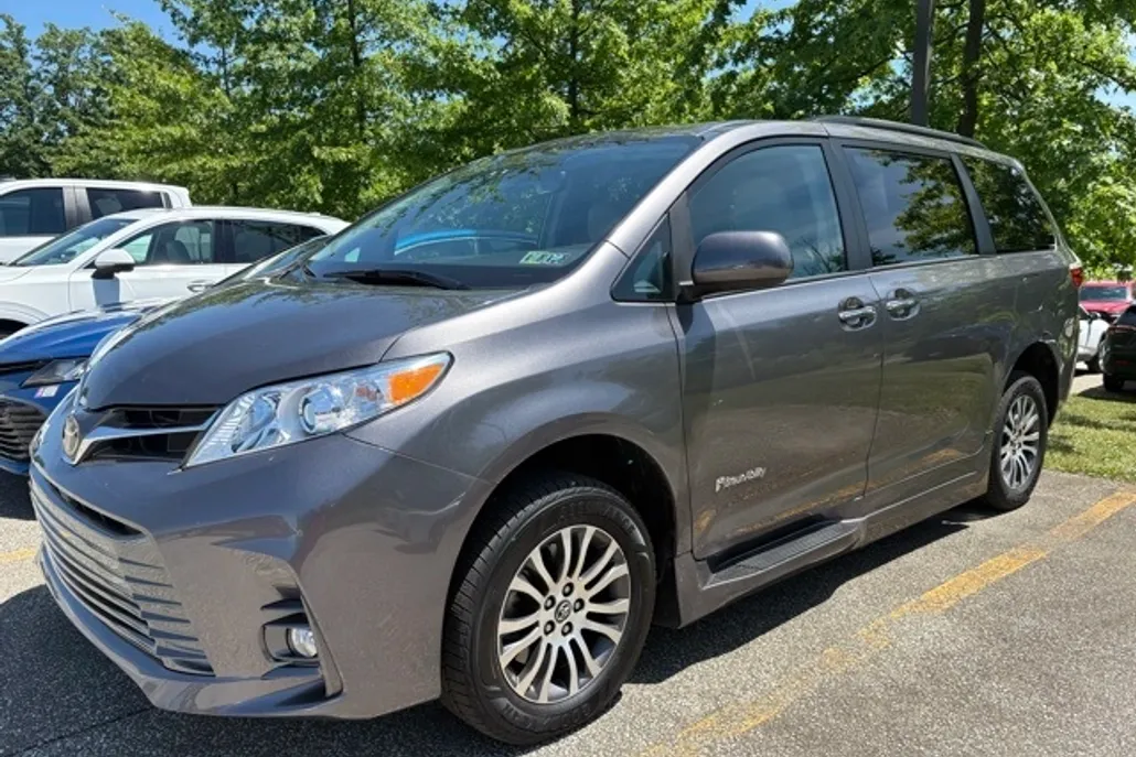 2019 Toyota Sienna XLE photo 1