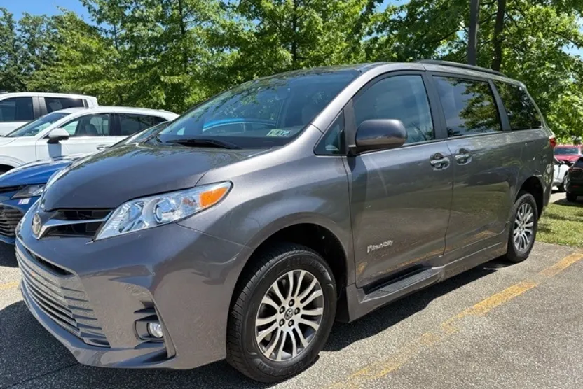 2019 Toyota Sienna XLE photo 1