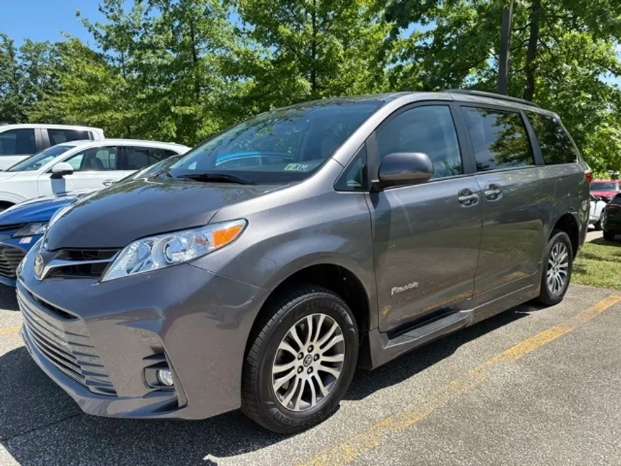 2019 Toyota Sienna XLE photo 1