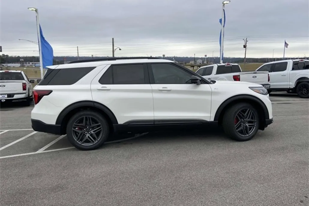 2025 Ford Explorer ST-Line photo 1