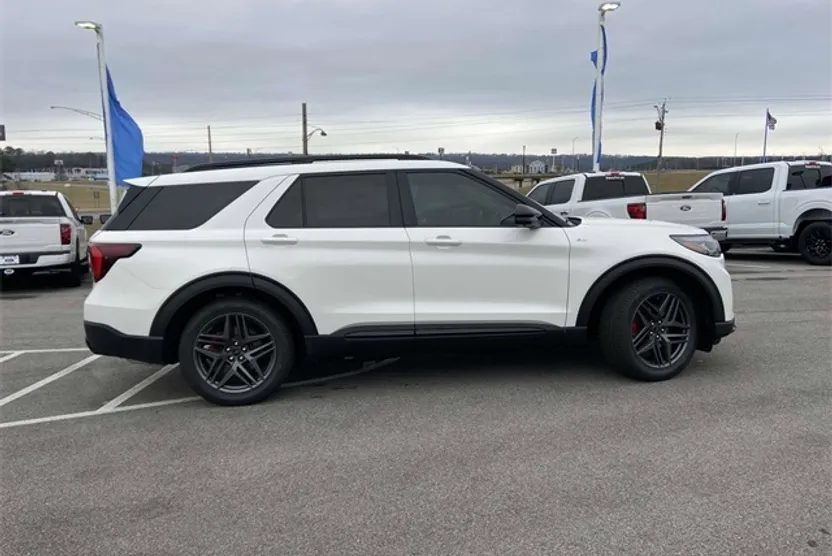 2025 Ford Explorer ST-Line photo 1