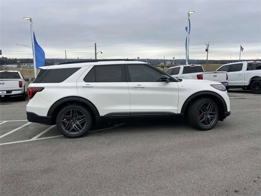 2025 Ford Explorer ST-Line photo 1