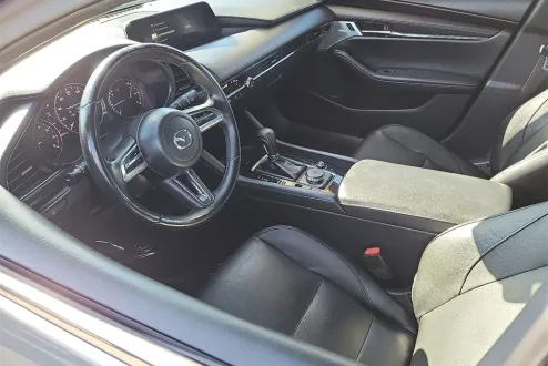 2022 Mazda Mazda3 Premium photo 3