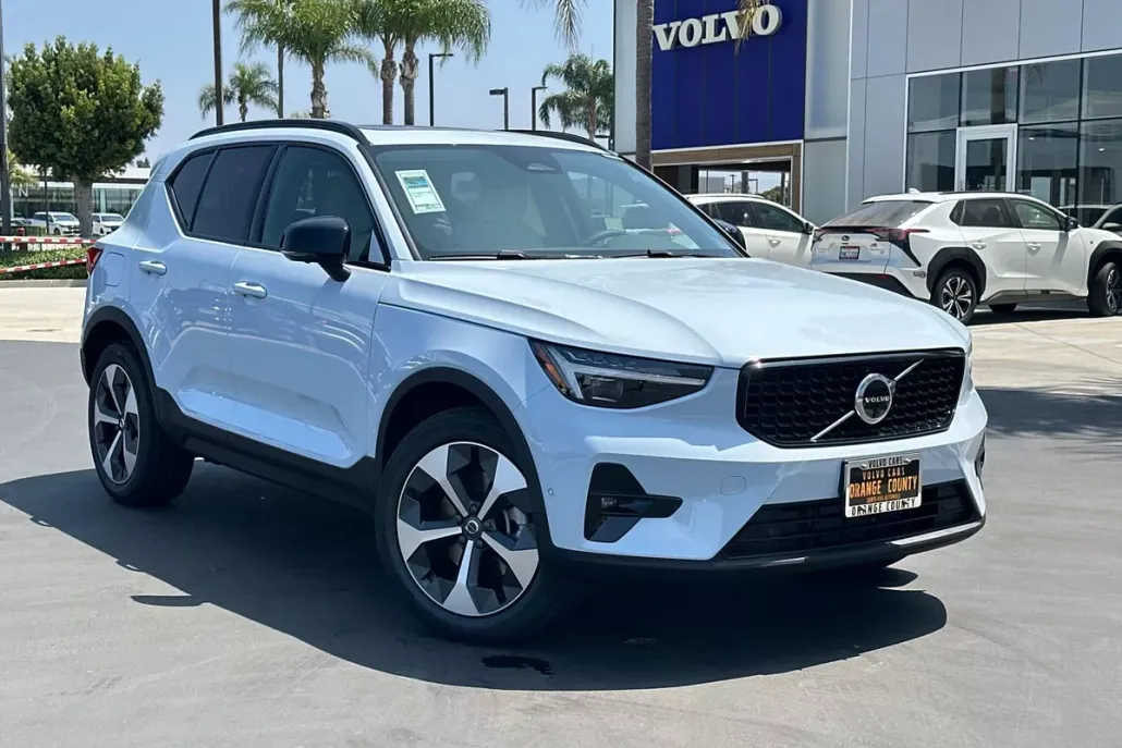2026 Volvo XC40 Plus photo 1