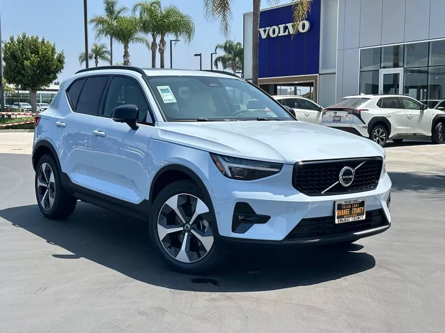 2026 Volvo XC40 Plus photo 1