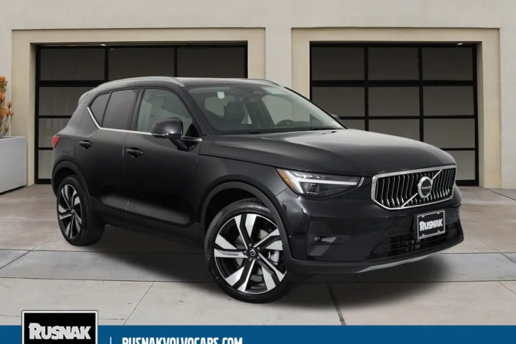 2025 Volvo XC40 photo 1
