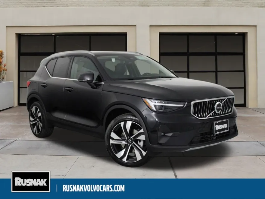 2025 Volvo XC40 photo 1