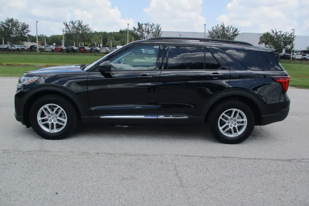 2025 Ford Explorer photo 1