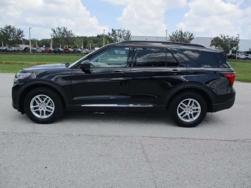 2025 Ford Explorer photo 1