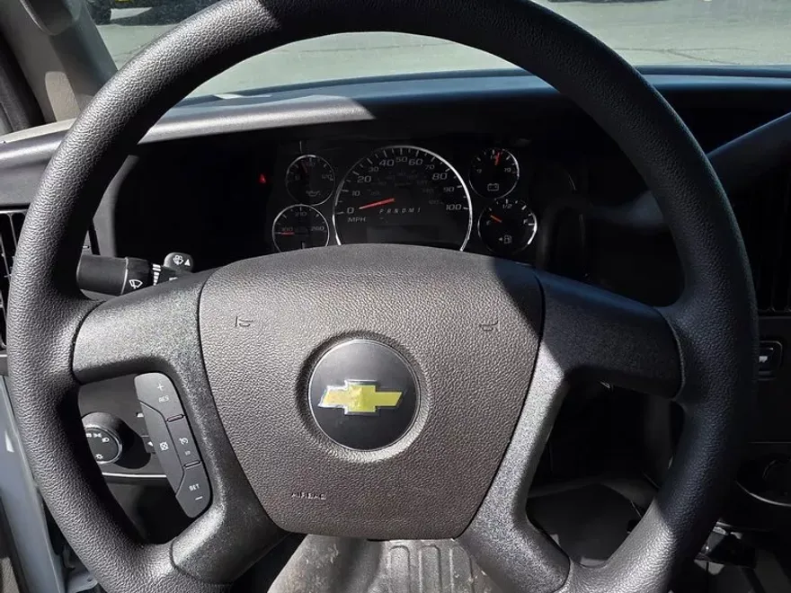 2024 Chevrolet Express Cutaway 3500 photo 1