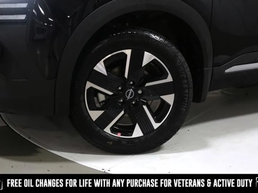 2025 Nissan Kicks SV photo 1