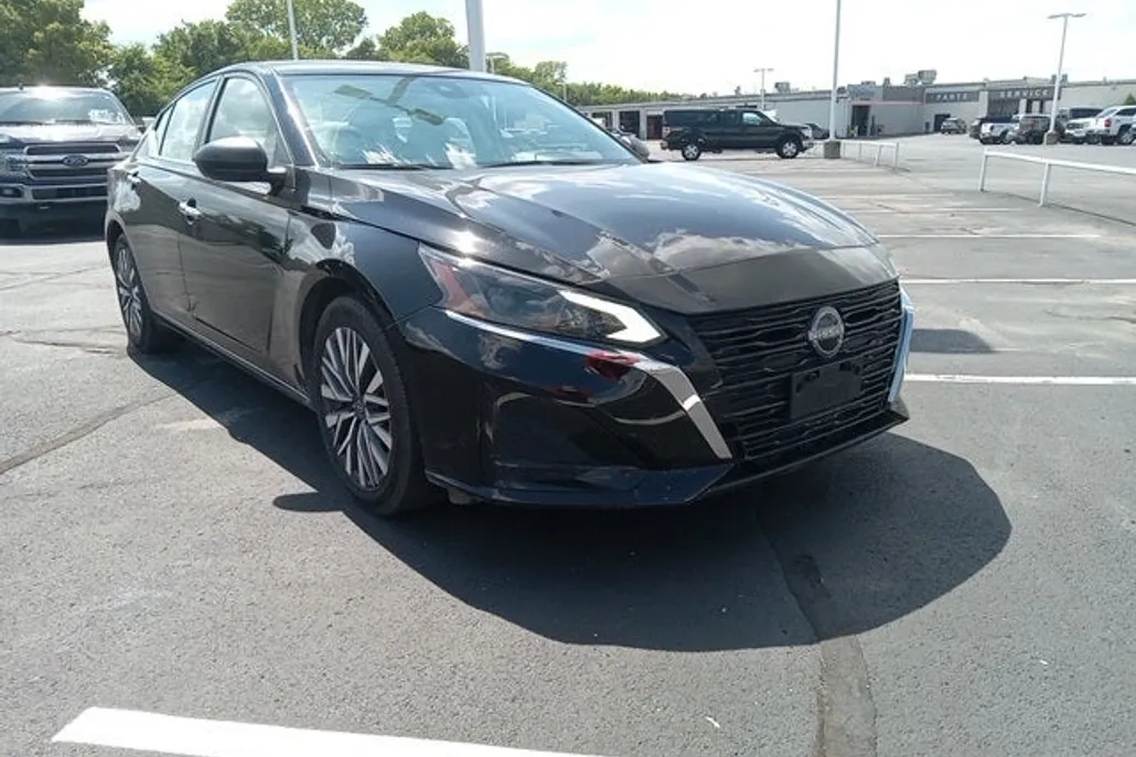 2024 Nissan Altima 2.5 SV photo 1