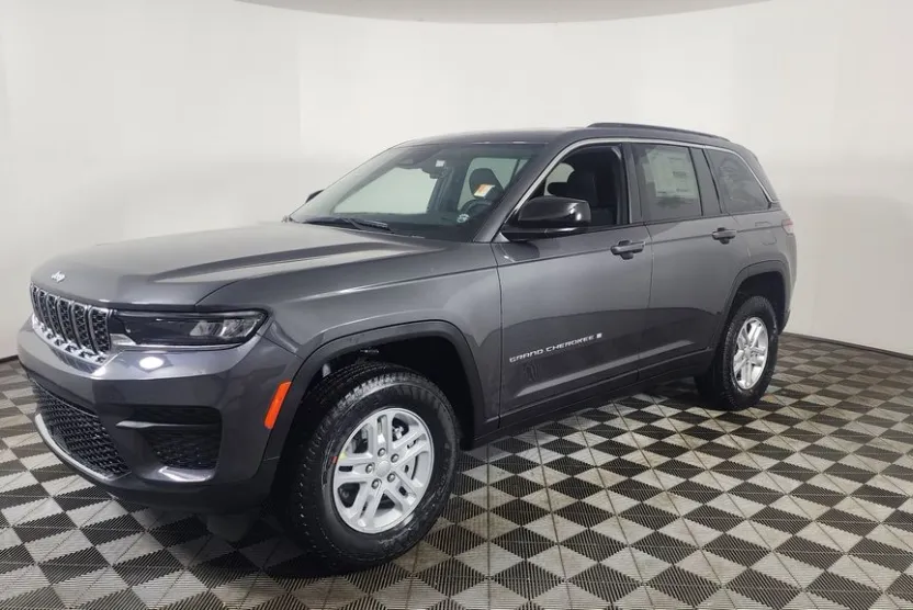 2025 Jeep Grand Cherokee Laredo photo 1