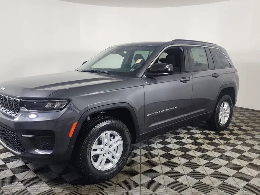 2025 Jeep Grand Cherokee Laredo photo 1